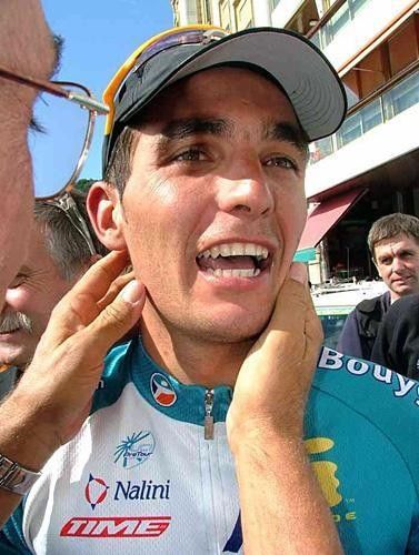 Xavier Florencio is congratulated by his fans and his family in the San Sebastian&rsquo;s streets