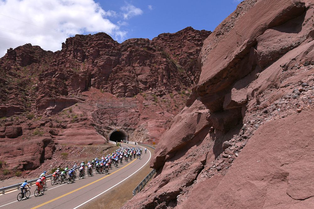 The peloton rides toward a tunnel at the 2018 Vuelta a San Juan