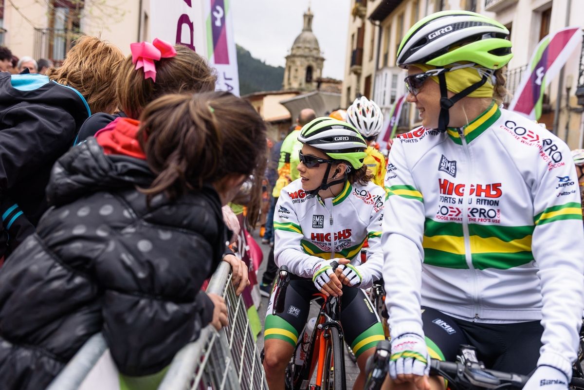Shannon Malseed chats with the local fans as the riders line up for the race
