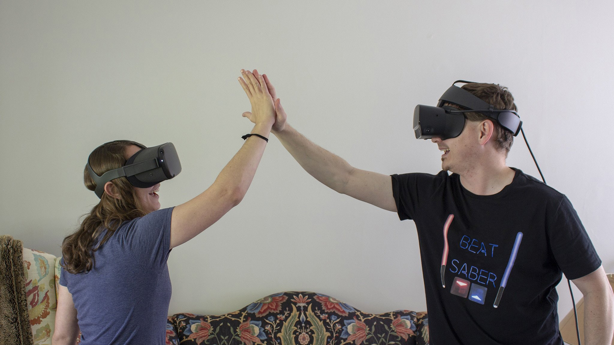 Dois jogadores de VR se cumprimentando enquanto usam um Oculus Quest e um Rift S