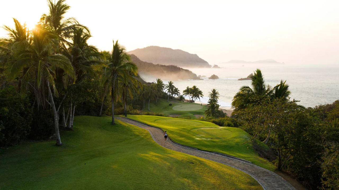 El Tamarindo par 3 with the Pacific Ocean beyond