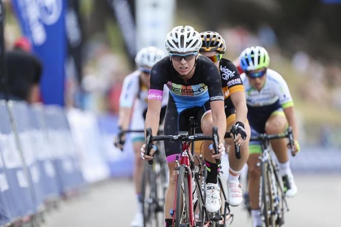 Peta Mullens with 1 lap to go leads the contenders on day one of the Bay Crits