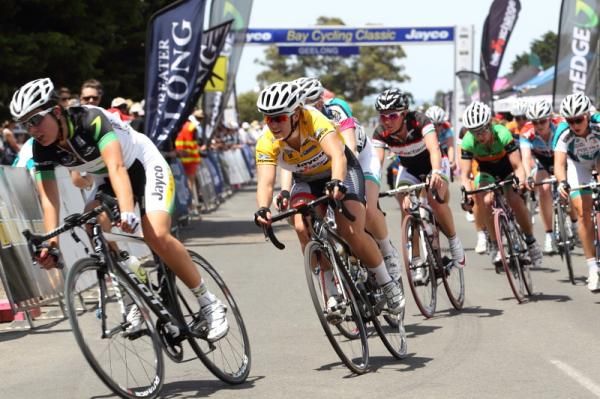 Race leader, Chloe Hosking (Total Rush) sat in the bunch, behind rival, Melissa Hoskins (GreenEDGE