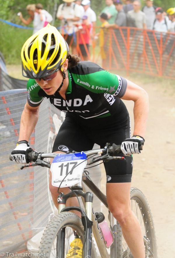 Katerina Nash (Luna Pro Team) leading the race on lap five with Lea Davison in pursuit