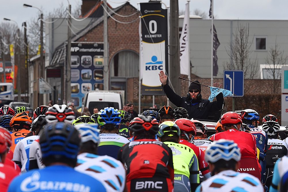 Riders ready to start the Dwars door Vlaanderen