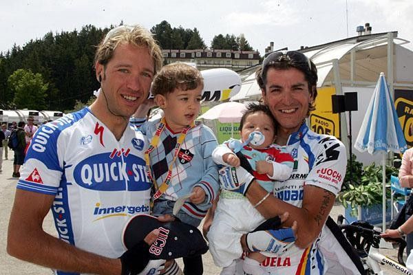Illiano poses for the family album with Andrea Tonti (Quick Step).