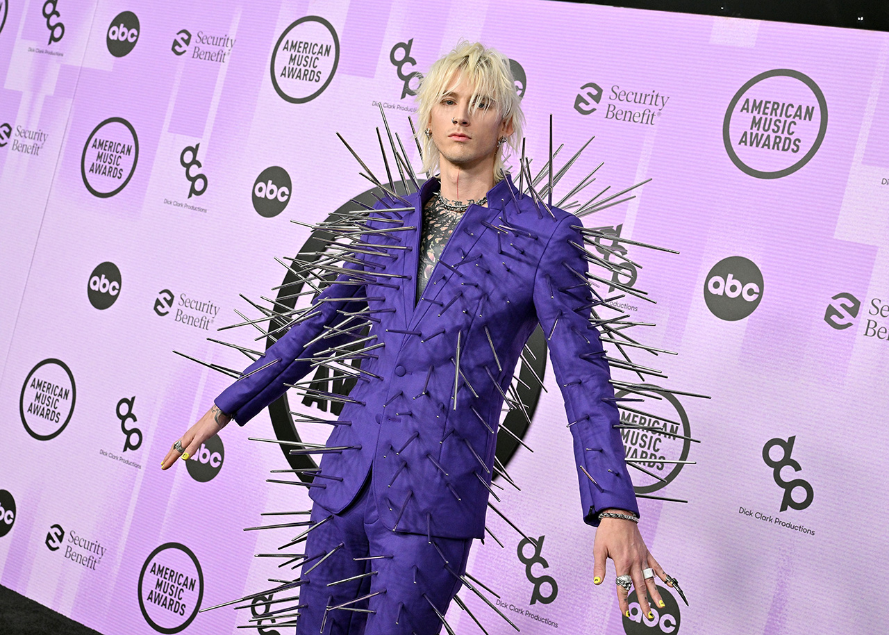 Machine Gun Kelly en los Premios AMA 2022, momento de moda de celebridades con traje morado.