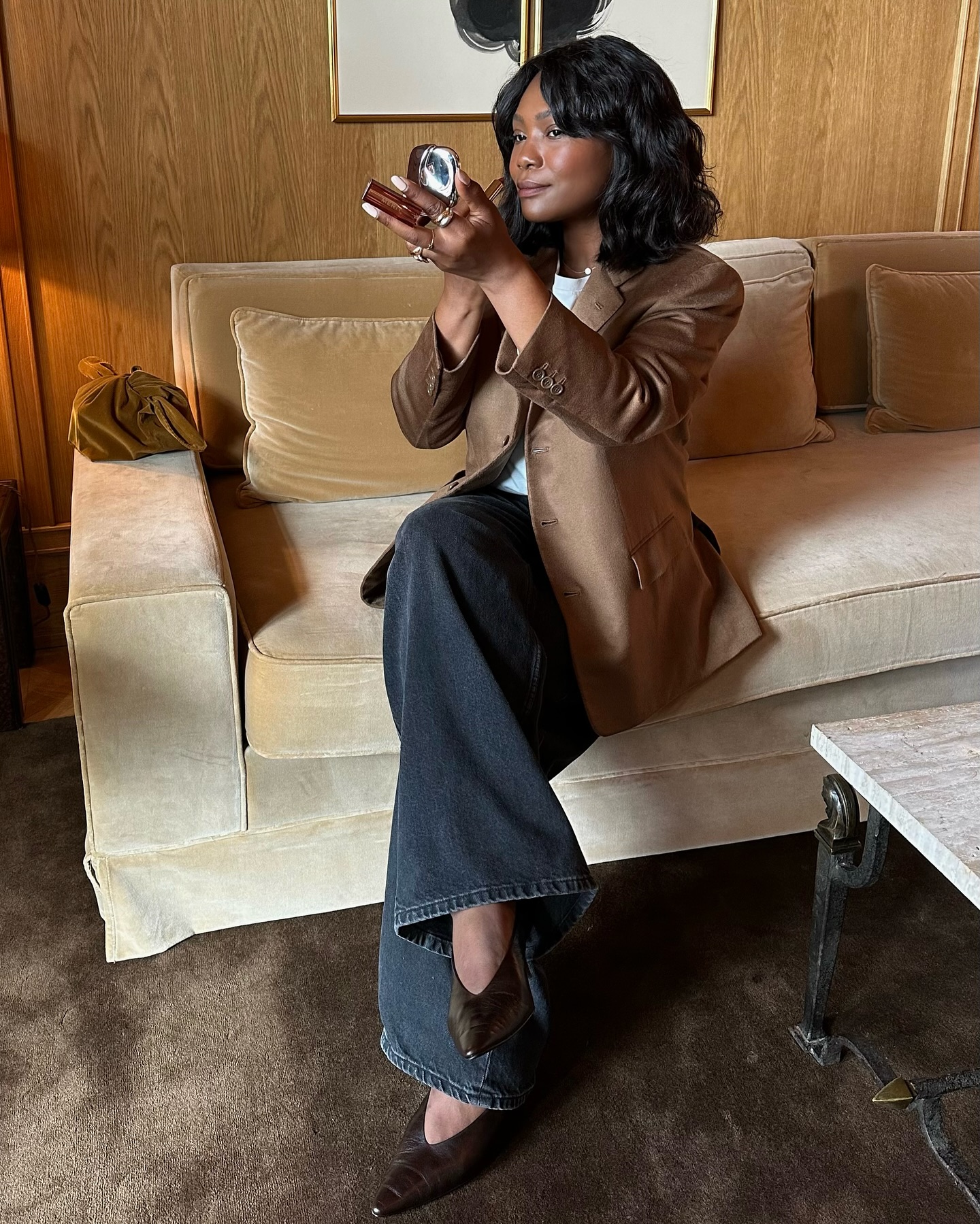 An image of @frannfyne wearing a brown linen blazer with black jeans while in Paris.