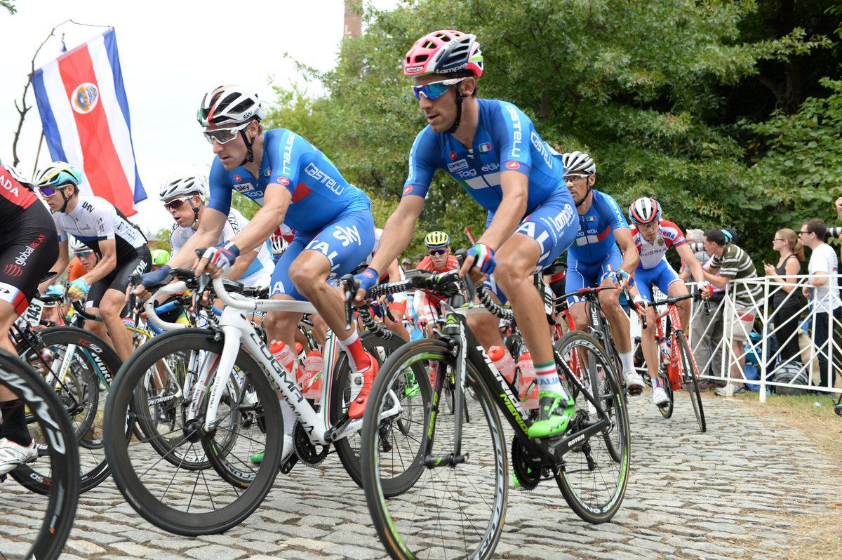 The Italian duo of Elia Viviani and Diego Ulissi cornering