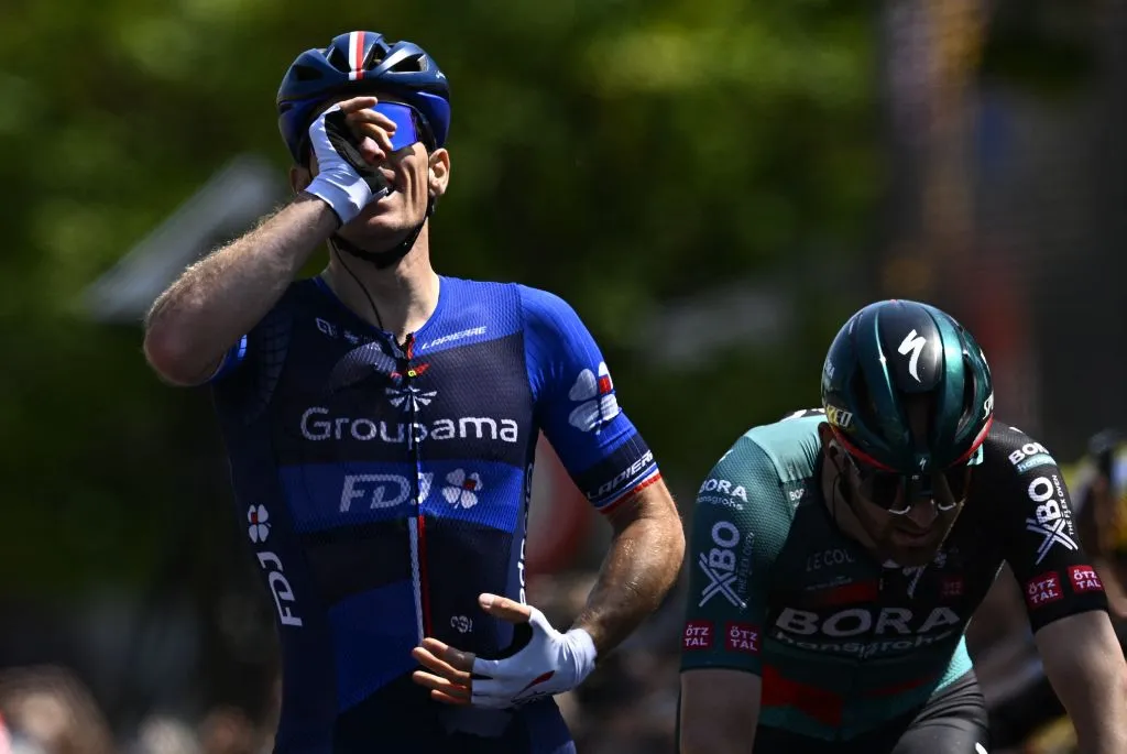 Arnaud Demare esulta mimando il ciuccio per la nascita del figlio. Photo Credit: Getty Images