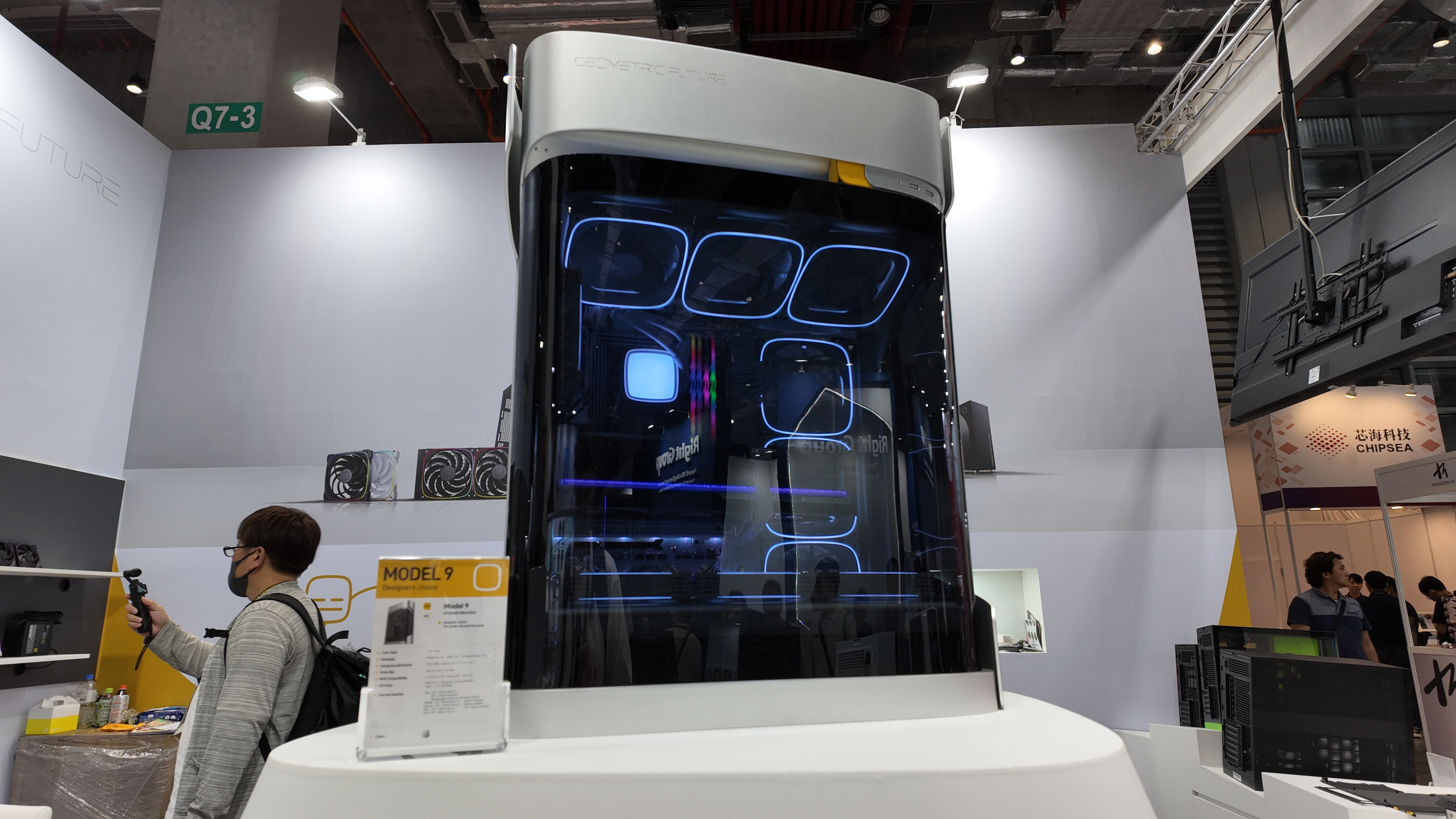 All hail the biggest PC case to ever grace my eyes, a true monument to Prometheus and other gods of unfathomable technology