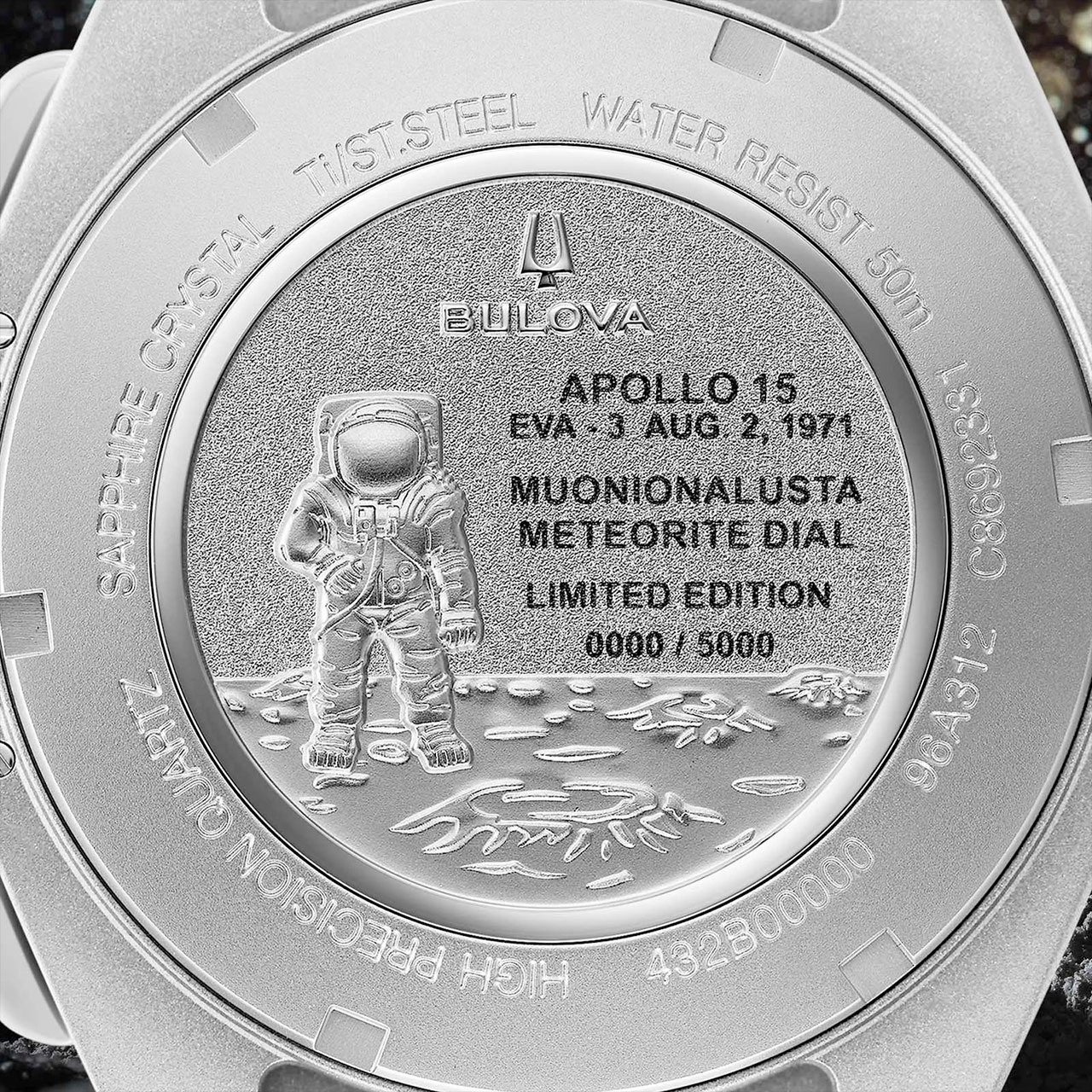 primo piano del retro metallico argentato di un orologio, che mostra un'incisione di un astronauta sulla superficie della luna.