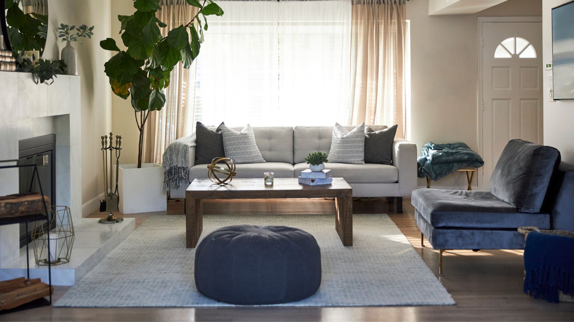 picture of modern living room wiht rug and neutral furnishings