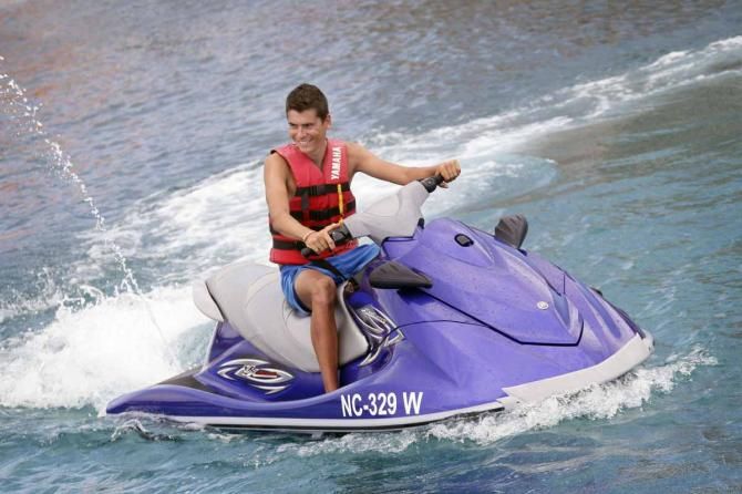 Warren Barguil takes to the water