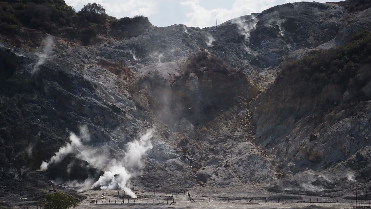 Hidden layer beneath Italy's Campi Flegrei caldera may explain why it's so restless