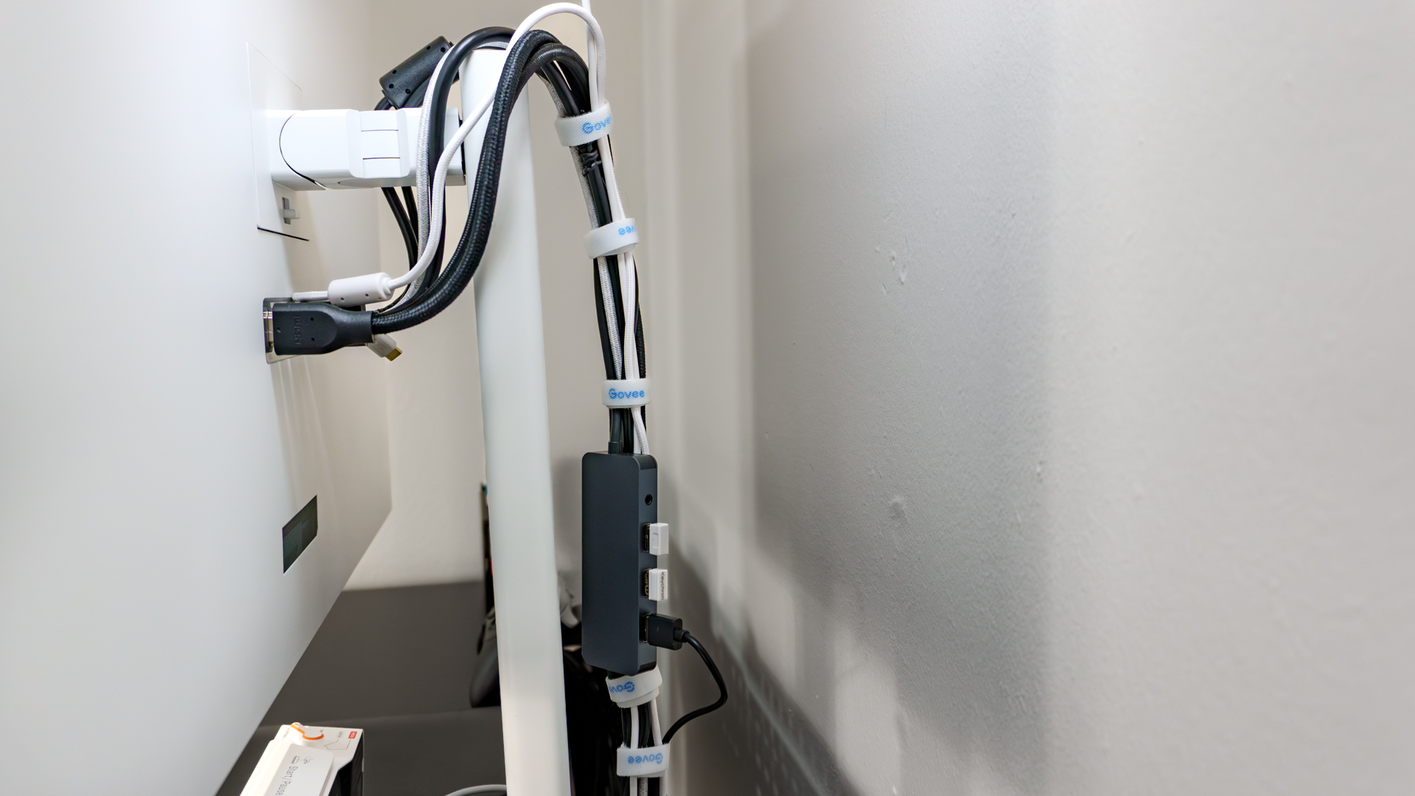 Cable management behind the Innocn CB32U1 monitor showing of the included USB hub