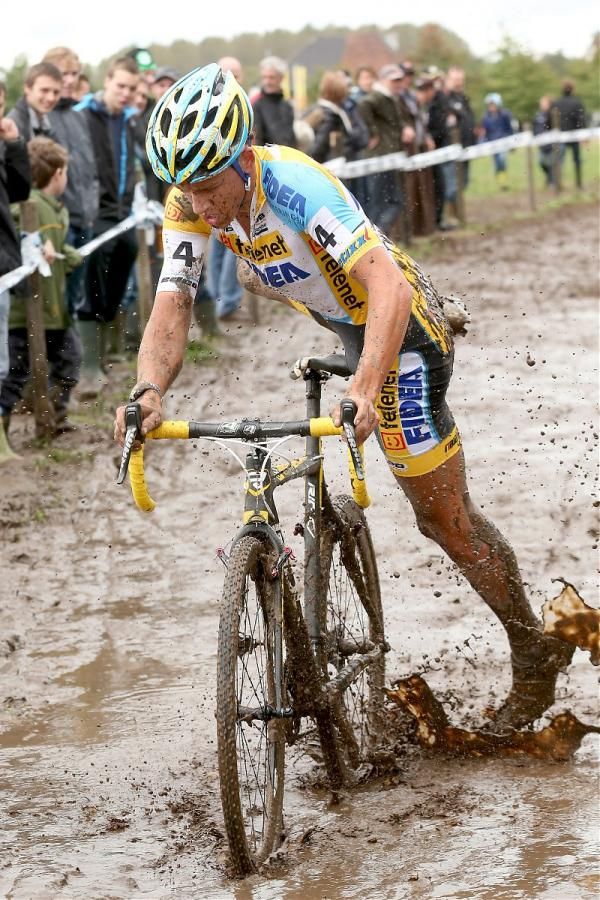 Tom Meeusen splashes through the mud in Laarne