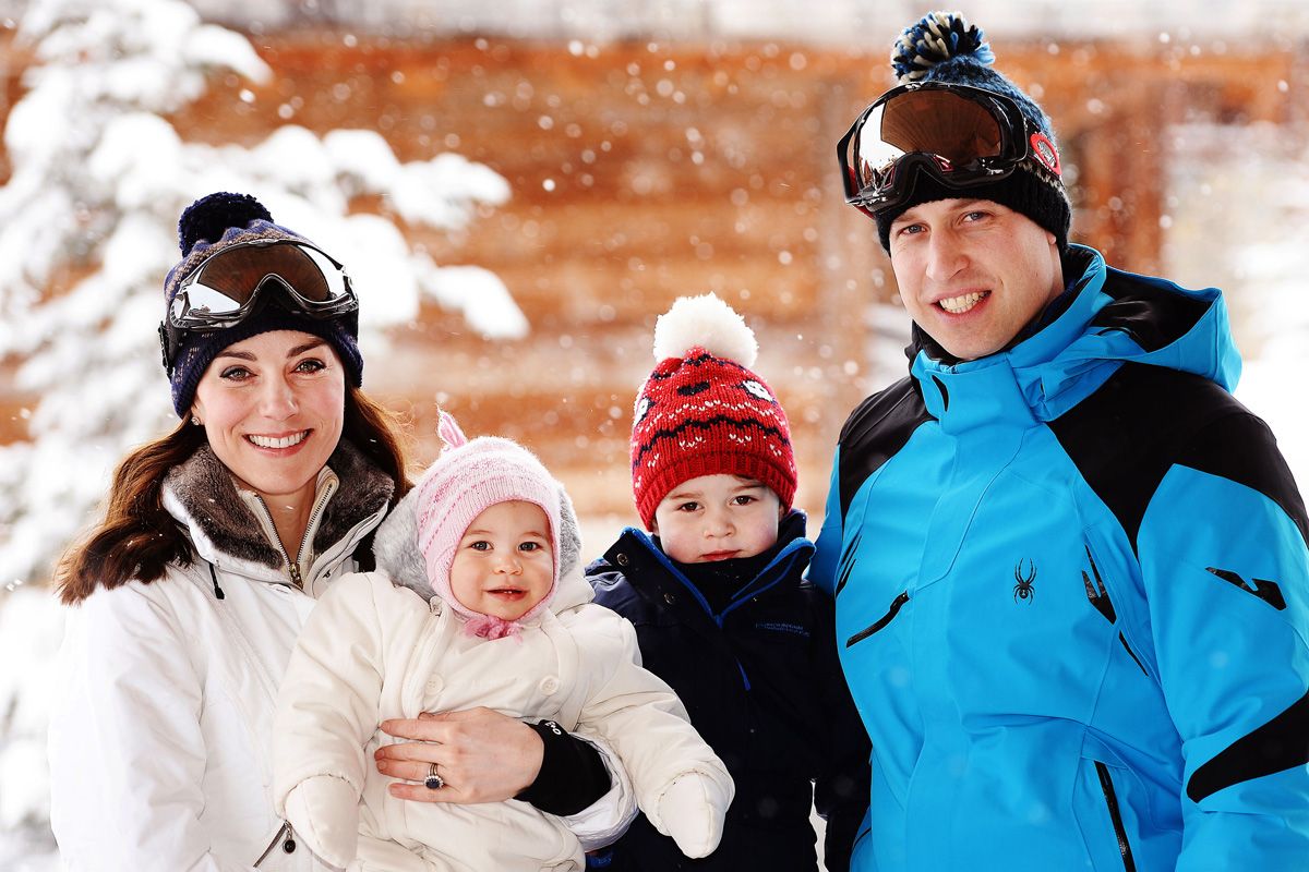 Catherine, Duchess of Cambridge (L) and Prince William, Duke of Cambridge (R), pose with their children, Princess Charlotte (2L) and Prince George (2R), during a private break skiing at an un