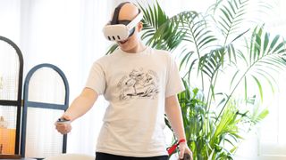 Kollege Hamish trägt das Meta Quest 3, während er vor einer Pflanze steht. Er schaut sich etwas in der VR an und staunt.