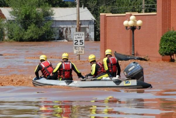 flood-noaa-rescue-boat-110707-02