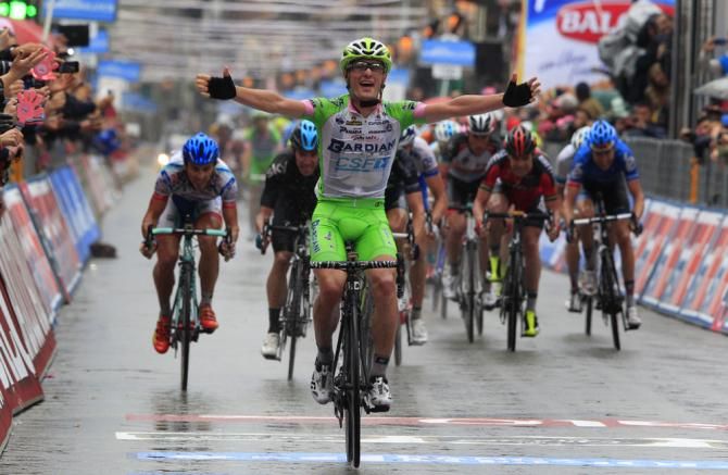 Enrico Battaglin (Bardiani Valvole-CSF Inox) holds off the bunch