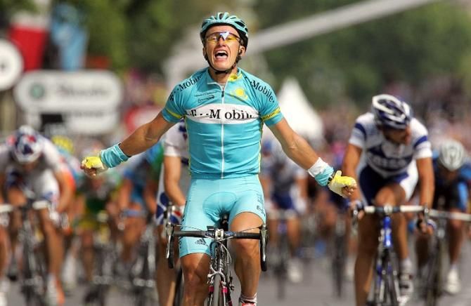 Alexander Vinokourov winning in Paris during the 2005 Tour de France