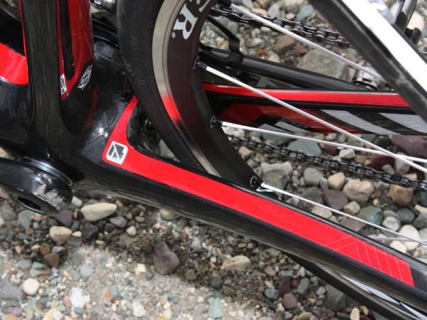 Gary Fisher pushes the non-drive chain stay right up to the edge of the bottom bracket shell.