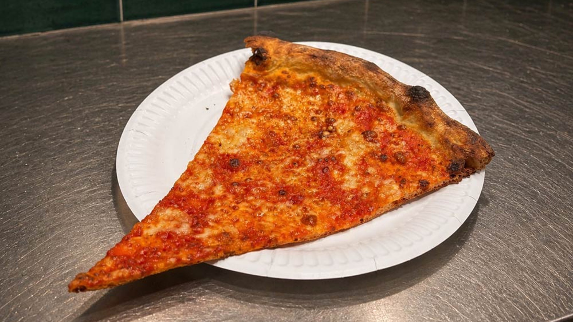 A photo of a pizza slice. 