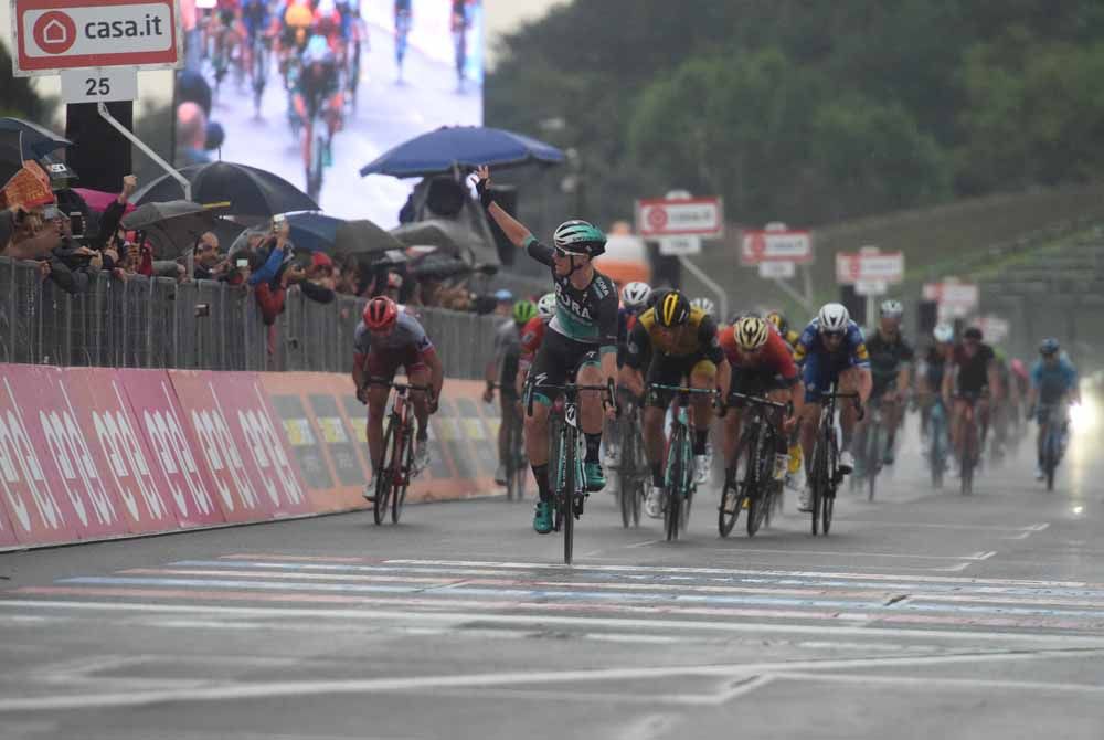 Bennett goes long to win in style on the Imola circuit in 2018
