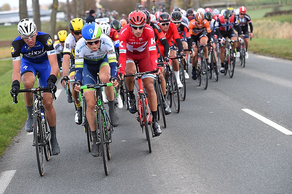 The peloton together at Gent-Wevelgem