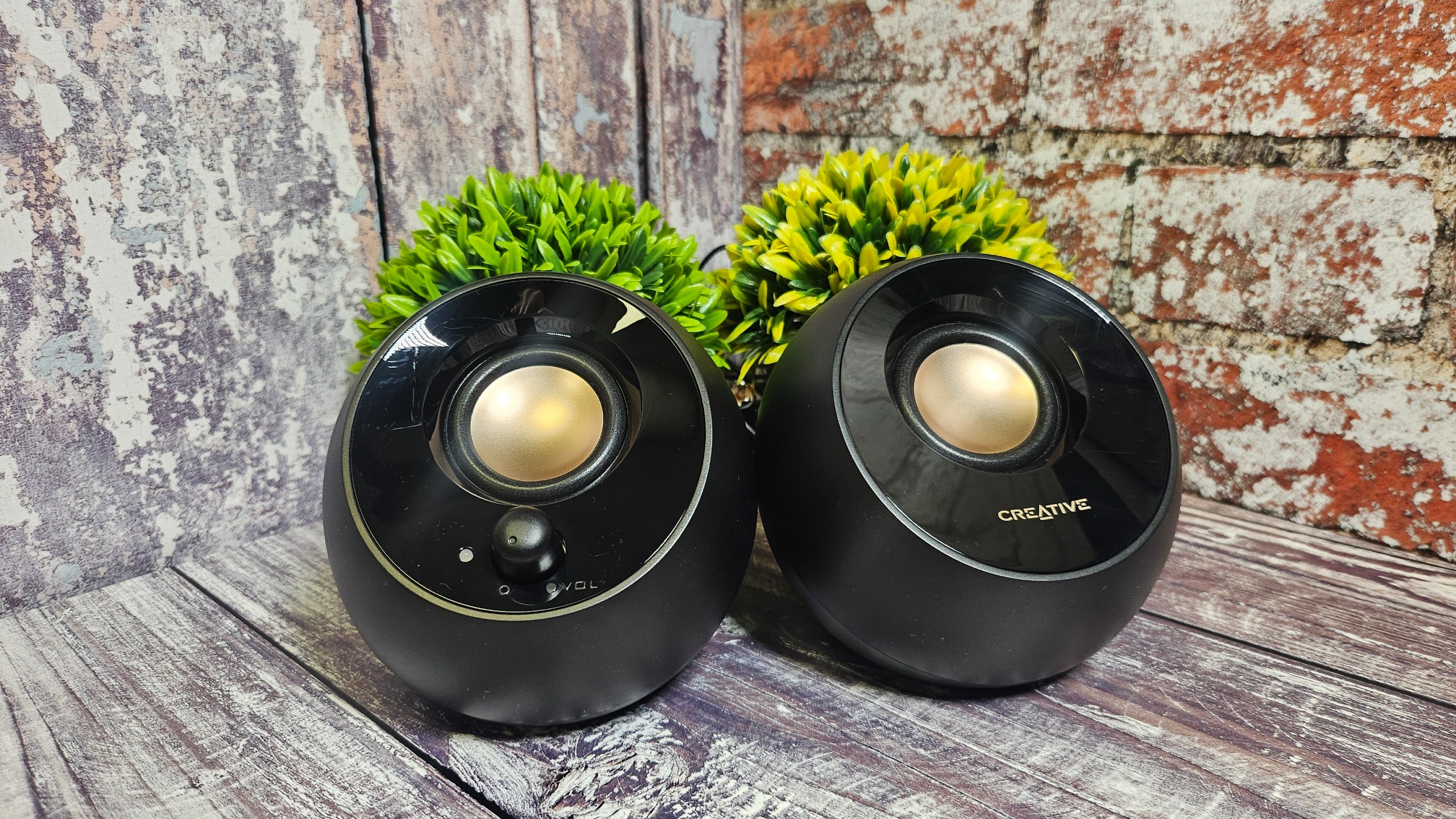 The black and gold colorway of the Creative Pebble Plus