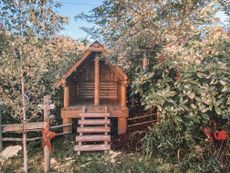 garden ideas for kids: log cabin by Timberman & Co