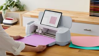 A photo of a Cricut machine on a table illustrates how to use Cricut Smart Materials