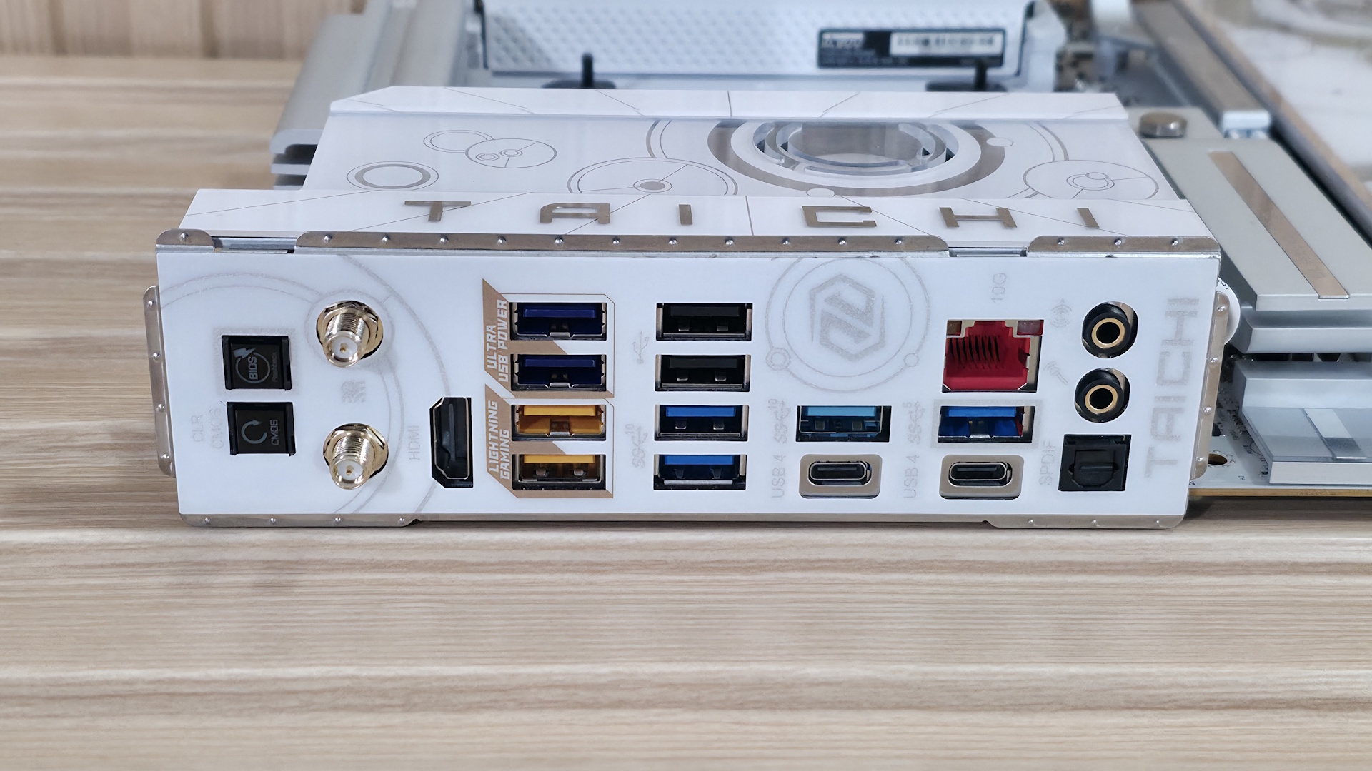 ASRock X870E Taichi White - Reer IO