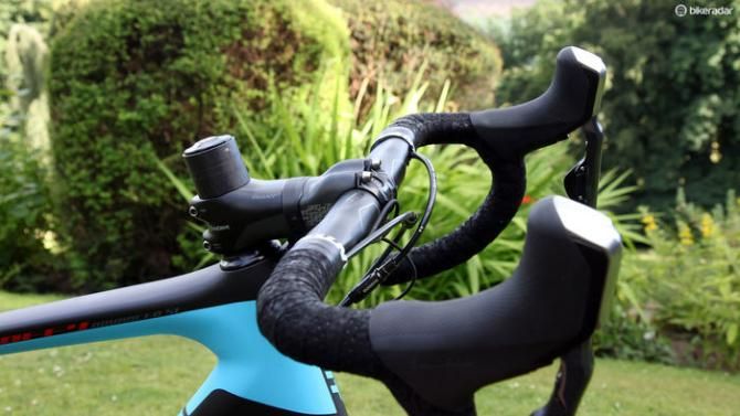 The top-end Giant Defy Advanced SL 0 comes with the company's own massive molded carbon fiber stem and carbon fiber drop bar with flattened tops