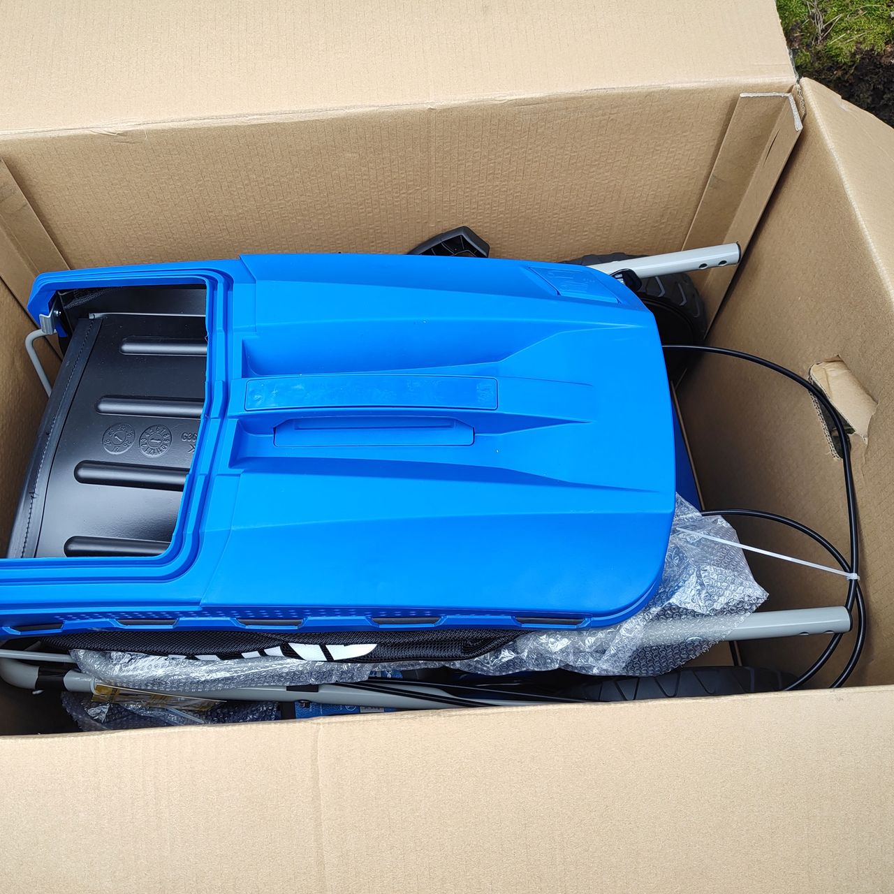 Hyundai HYM510SP Petrol Lawn Mower unboxed