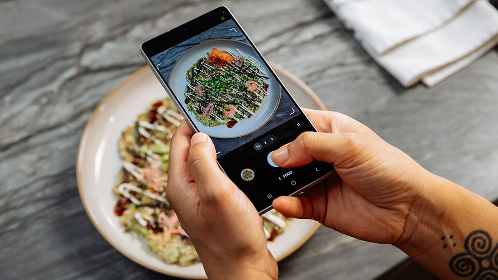 Taking a photo of food with Samsung Galaxy S25