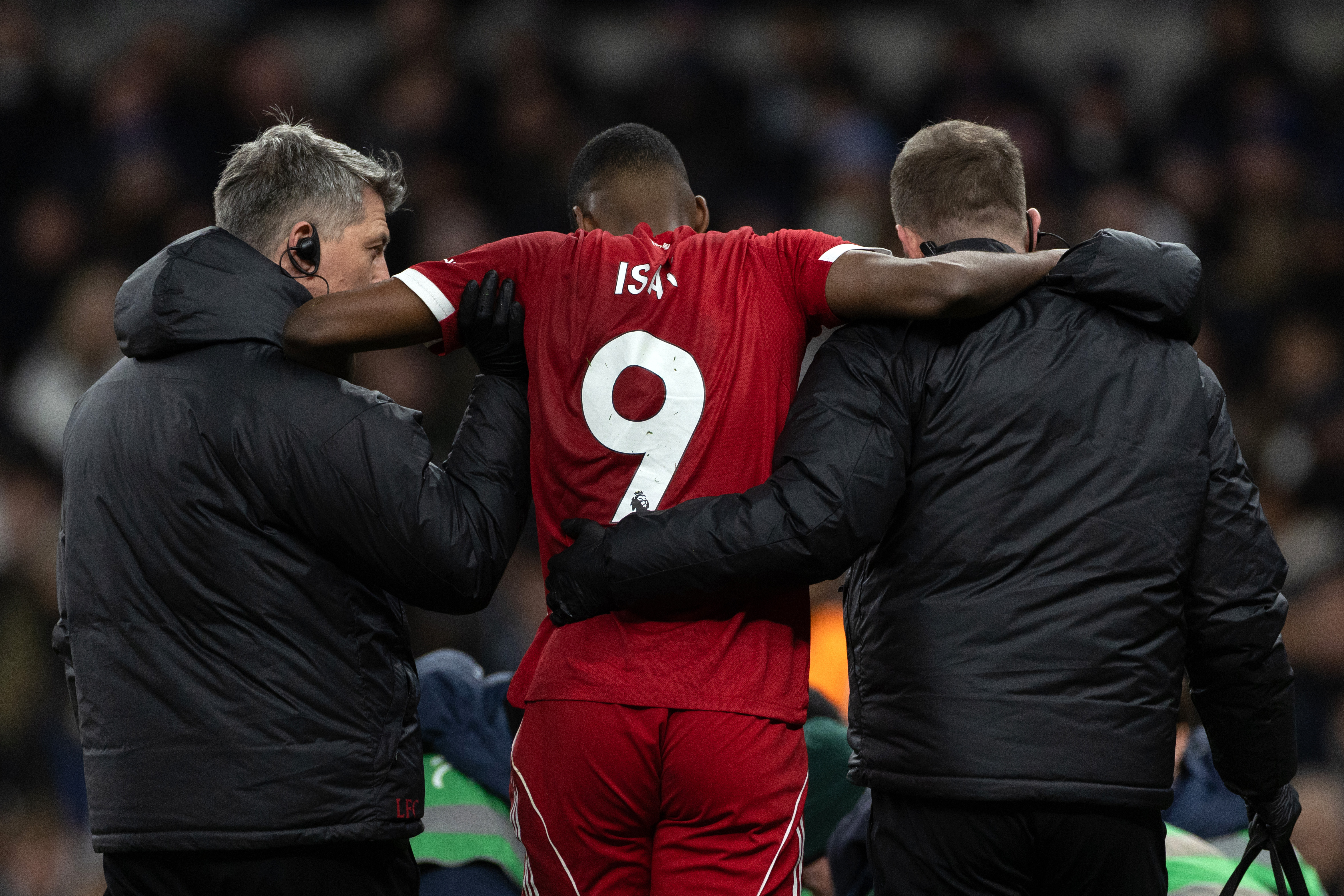 LONDON, ENGLAND - DECEMBER 20: Alexander Isak of Liverpool is assisted off the pitch by medical staff after going down injured during the Premier League match between Tottenham Hotspur and Liverpool at Tottenham Hotspur Stadium on December 20, 2025 in London, England. (Photo by Joe Prior/Visionhaus via Getty Images)