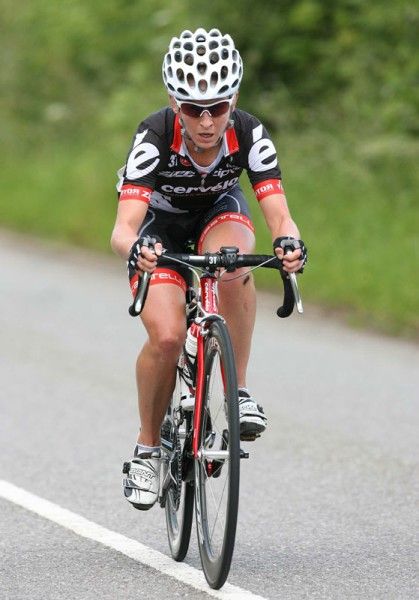 Emma Pooley attacks the field in pursuit of Catherine Williamson.