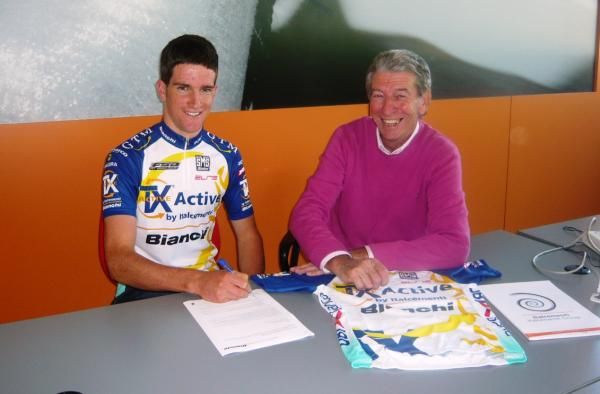 Gerhard Kerschbaumer and TX Active Bianchi team manager Felice Gimondi sign a two-year contract.
