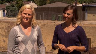 Leslie Knope (Amy Poehler) with Ann (Rashida Jones) at the pit in Parks and Recreation