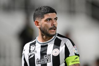 Ever Banega in action for Al-Shabab against Al-Taawoun in December 2023.