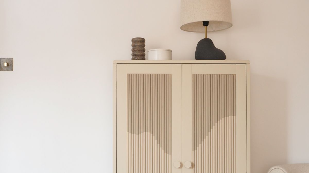 Cette armoire IKEA HAVSTA a été transformée en un élégant meuble sur mesure