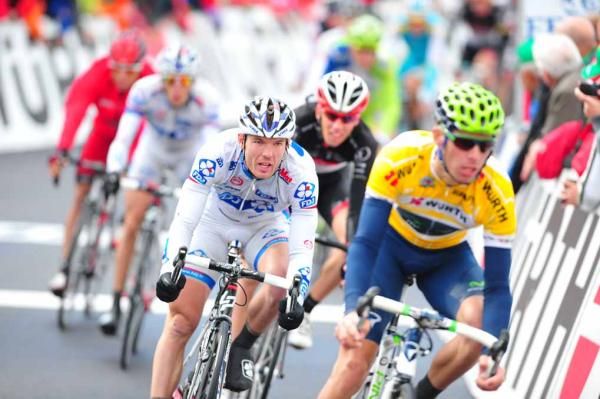 Rui Costa (Movistar) crosses the line safely in yellow.