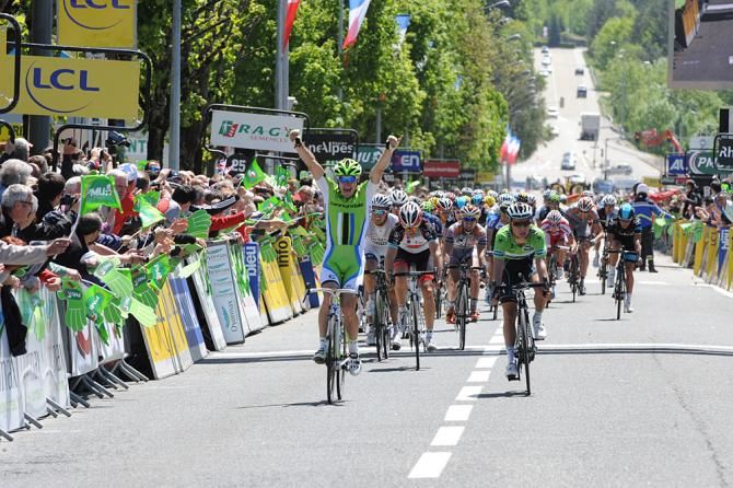 Elia Viviani (Cannondale) takes the stage by a clean set of wheels