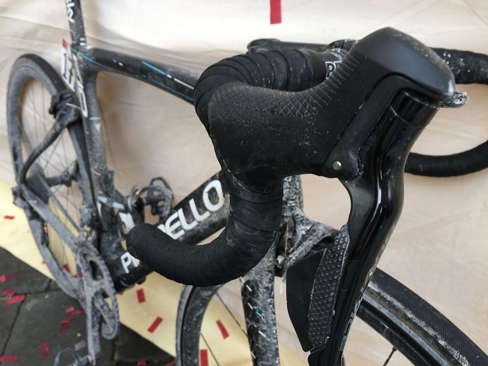 The sleck Shimano Dura-Ace Di2 9150 levers.