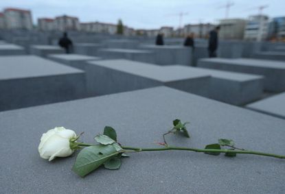 France will pay American Holocaust survivors