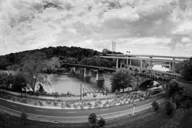 The peloton passes under the bridges of the Schuykill River