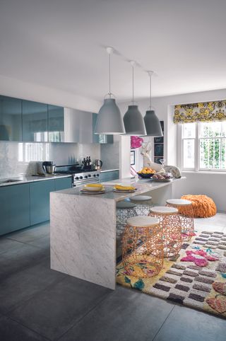 A kitchen with oversized island lights.