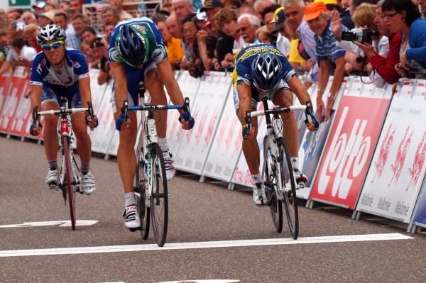 Marcato throws his bike, but is a bit too late.